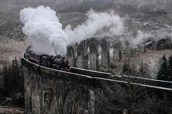 Quels sont les meilleurs itinéraires pour un voyage en train à vapeur dans les Highlands écossais?