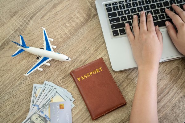 Quels sont les avantages d'acheter son vol en ligne plutôt qu'en agence ?